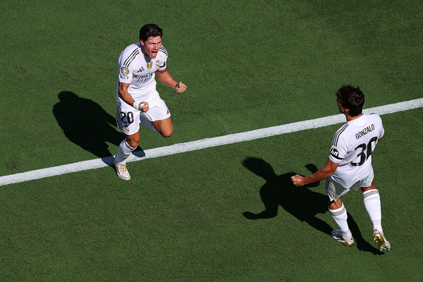 Real passa sufoco no fim, mas despacha o Borussia e vai s semis
