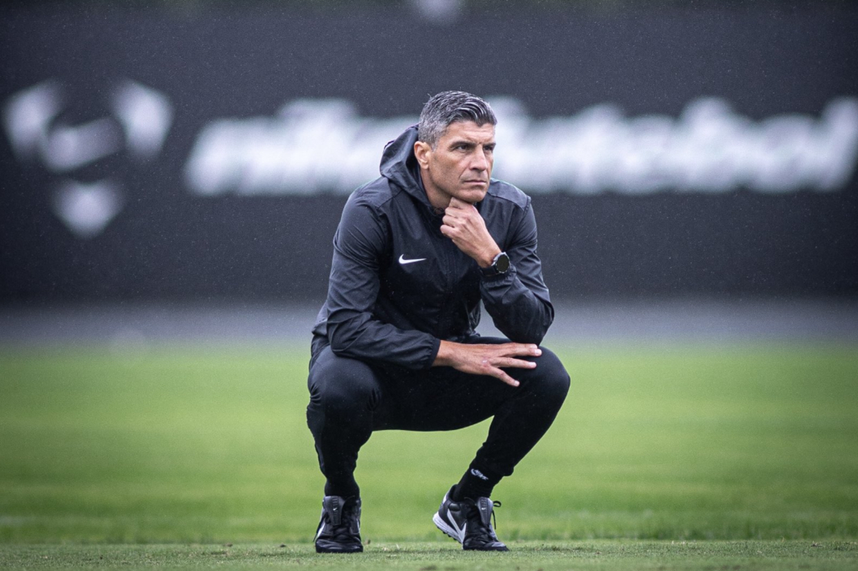 Pedro Emanuel assume comando do Vasco e traça estratégias em meio a expectativas Pedro Emanuel assume comando do Vasco e traça estratégias em meio a expectativas