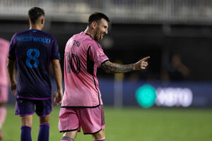 Messi perto de trofu imposto 'na marra' pelos fs