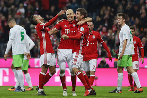 Leipzig perde, Bayern goleia e assume liderana da Bundesliga