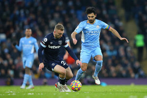 Manchester City bate West Ham e segue caa ao Chelsea pela liderana do Ingls