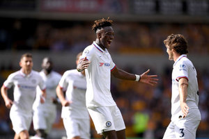Abraham faz 3 gols a favor, 1 contra, e Chelsea goleia Wolves na Premier League