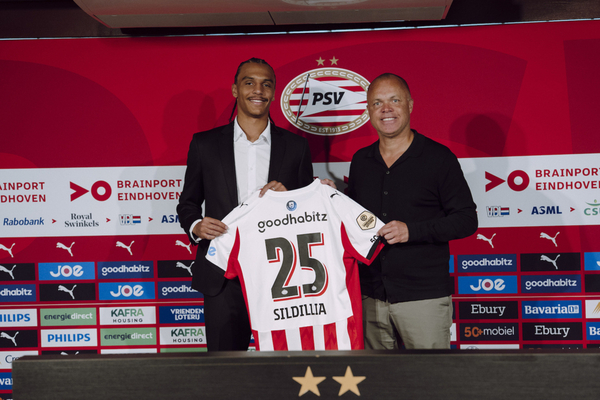 PSV refora defesa com jovem francs