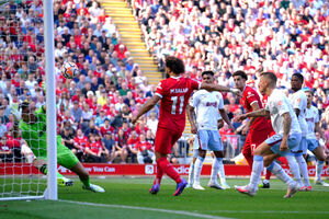Liverpool vence Aston Villa em casa e inicia 'caa' ao lder City