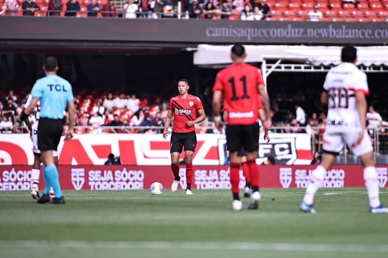 São Paulo vence Atlético Goianiense dentro de casa e cola no G4