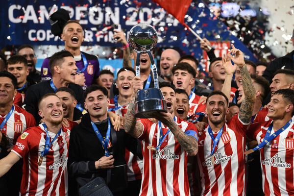 Goleiro brilha, Estudiantes levanta trofu na Argentina e garante vaga na Liberta