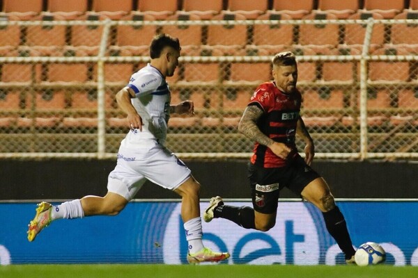 Em duelo animado com oito gols, Paysandu bate o Ituano e respira na Srie B
