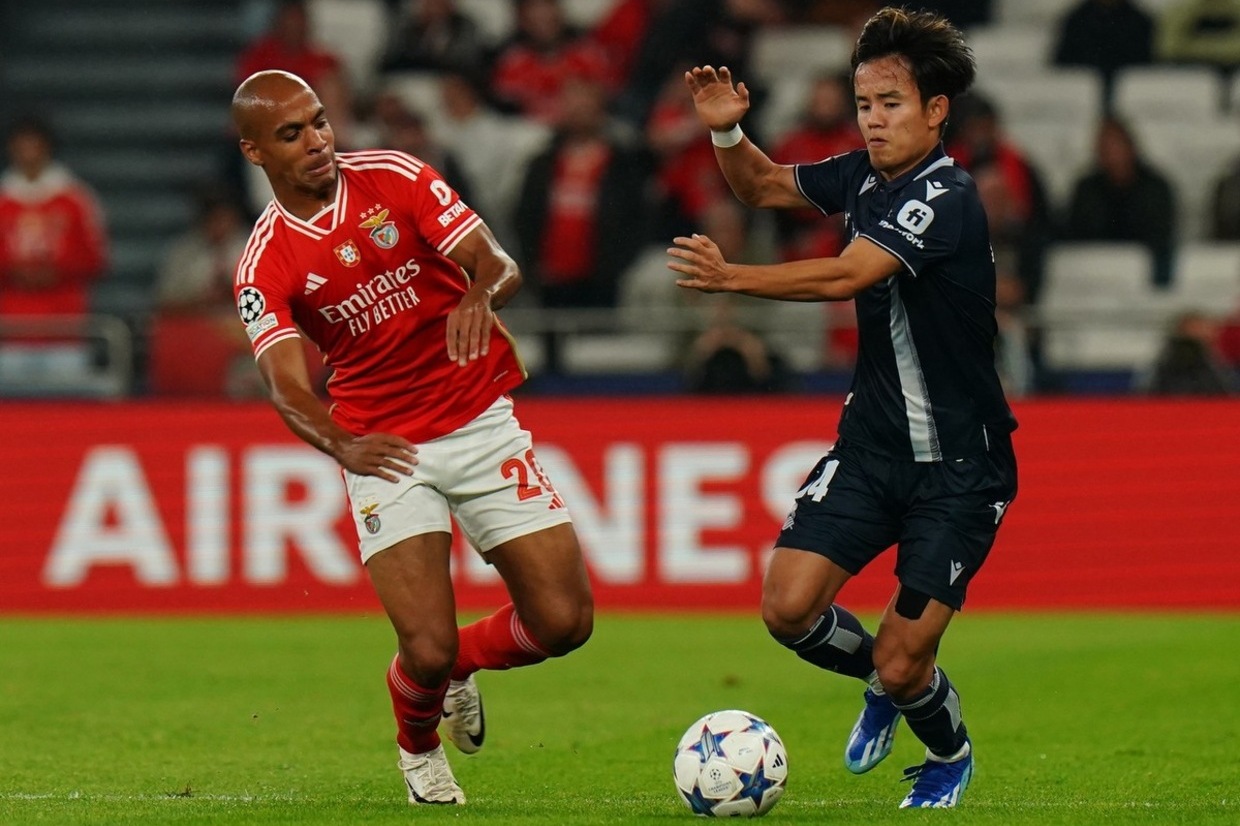 Manchester United mira Kubo como substituto de Antony