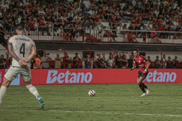 Em duelo de seis gols, Atltico Goianiense vence o Athletic de virada na Srie B