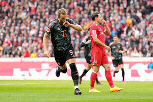 Kane faz gol de craque e Bayern vence Freiburg para disparar na liderana