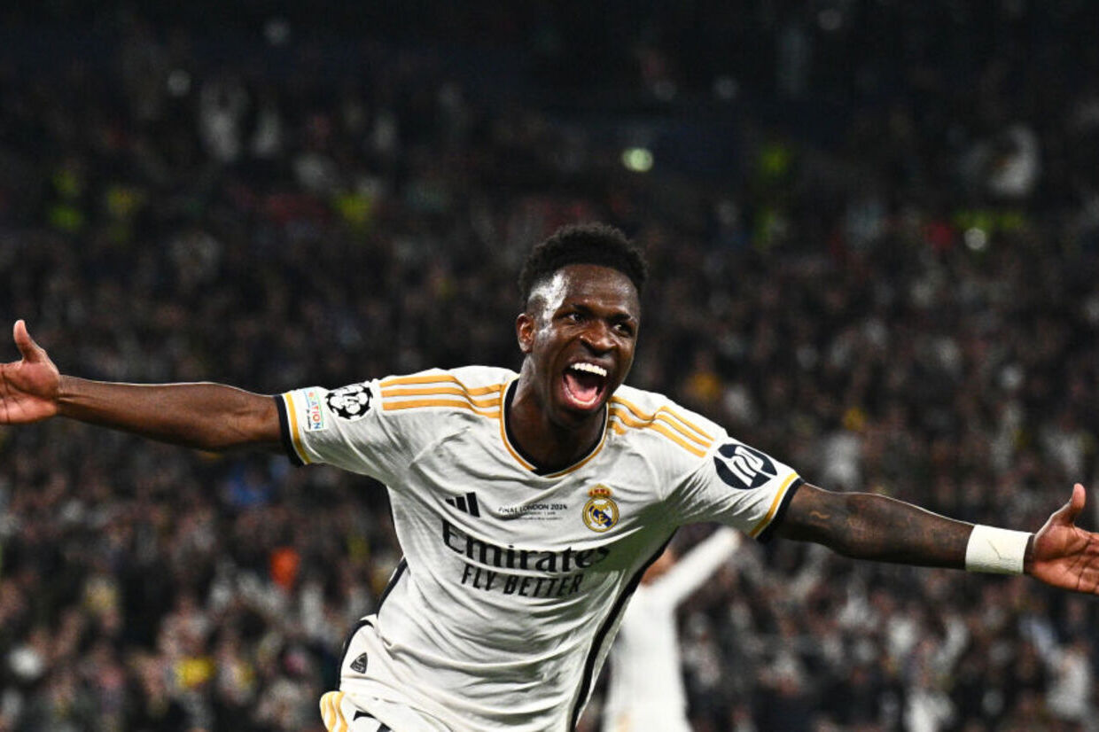 Antes da estreia na Champions, Vini Júnior recebe prêmio de craque da última edição