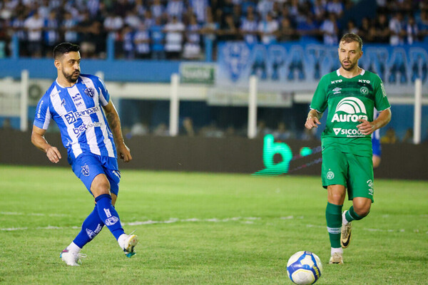 Na luta contra o rebaixamento, Paysandu bate a Chapecoense na Srie B