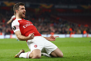 Presidente do Napoli confirma interesse em Sokratis e comenta casos de Allan, Koulibaly e Milik