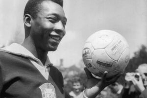 Rei do Futebol: relembre os 'quase gols' eternizados de Pelé na