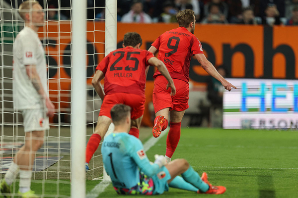 Bayern leva susto, mas vira para cima do Augsburg e segue absoluto no Alemo