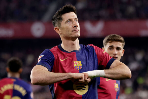 Com direito a gol 700 de Lewa, Barcelona goleia Sevilla e embola luta pelo ttulo