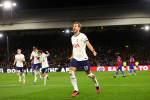 Kane brilha e Tottenham goleia o Crystal Palace no Campeonato Ingls