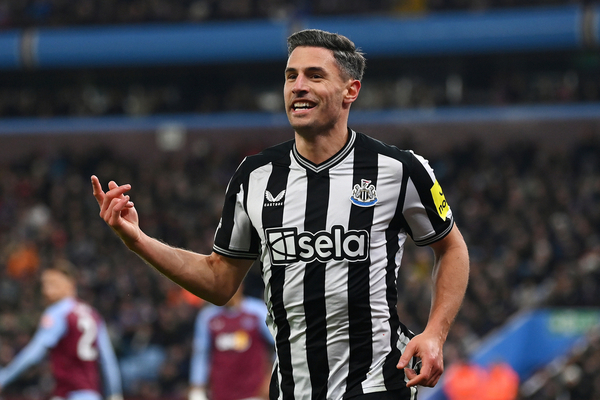 Newcastle renova com defensor veterano
