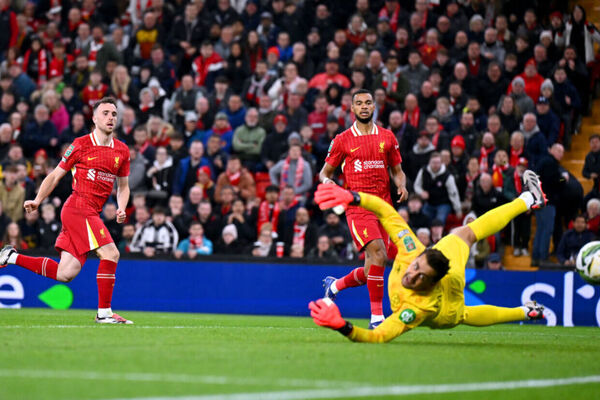 Liverpool reage rpido, vence West Ham de virada e avana na Copa da Liga