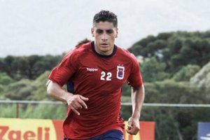 Campeo com Sampaoli na Universidad procura espao no Paran 