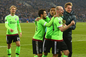 Schalke vence, mas Ajax consegue gols na prorrogao para se classificar