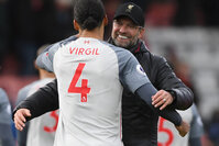 Klopp ansioso pela volta de van Dijk: 'Como uma esposa espera o marido sair da priso'