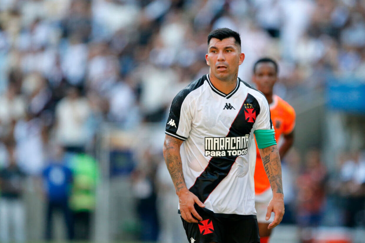 Perto de voltar a jogar pelo Vasco, Medel acerta retorno ao Boca