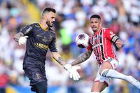 So Paulo marca nos acrscimos e bate Santo Andr pelo Paulisto