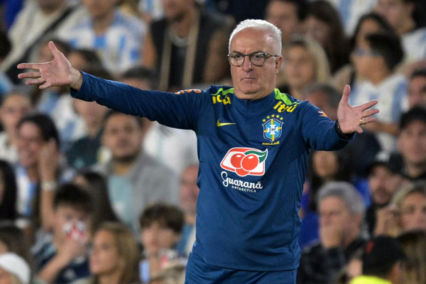 Dorival Jnior defende trabalho, mas admite: 'presso  grande'