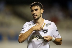 Pimpo marca, Botafogo vence Paysandu e estreia na Srie B com vitria