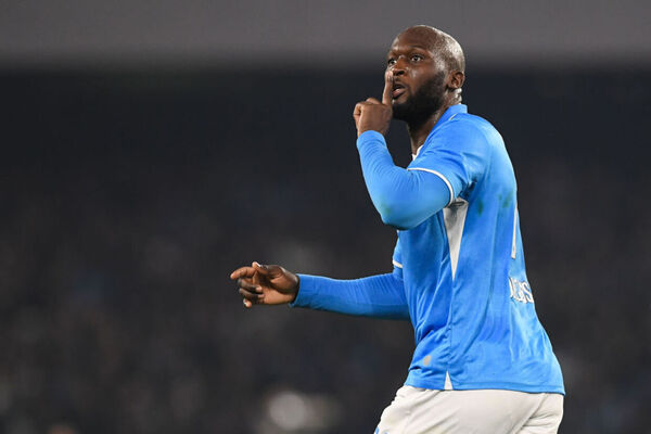 Napoli faz segundo tempo perfeito, vira jogo e acaba com invencibilidade da Juve