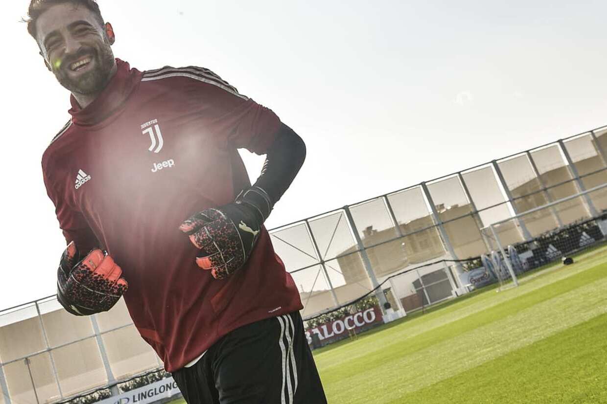 Com um jogo por temporada há cinco anos, veterano renova com a Juventus