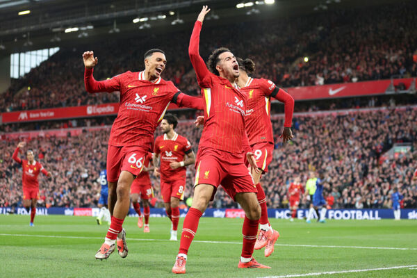 Em jogo aberto, Liverpool vence o Chelsea e recupera liderana da Premier League