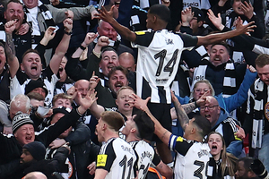 Newcastle se agiganta em Wembley, bate Liverpool e encerra jejum histrico de ttulos