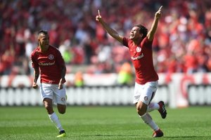 Camilo marca no finalzinho e coloca Inter no topo da tabela