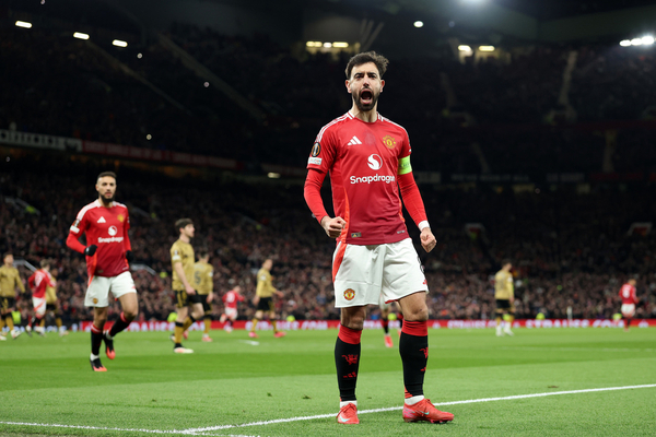 Com hat-trick de Bruno Fernandes, United goleia Real Sociedad e avana na Liga Europa