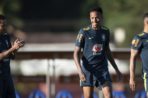 Milito confessa que comeou a ver futebol 'h pouco tempo': 'Era a ltima coisa'