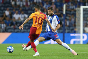 Galatasaray rescinde com jogador que criticou gramado do clube