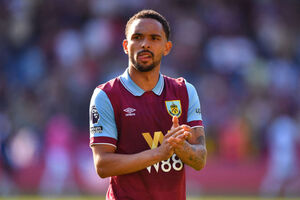 Botafogo formaliza proposta ao Burnley por Vitinho