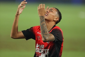 Com gol cedo, Athletico bate Brusque e avana na Copa do Brasil