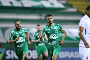 Lder Chapecoense vence o Paran, se aproxima da Srie A e complica rival