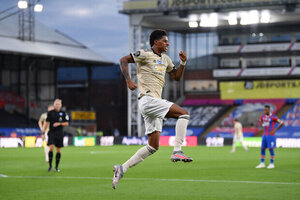 Com um gol em cada tempo, United vence Crystal Palace e segue na briga pelo G4