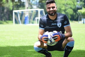 Goleiro  o primeiro reforo do Londrina para 2019