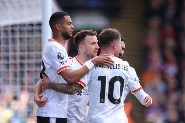 Liverpool bate Palace fora de casa e mantm a ponta do Ingls
