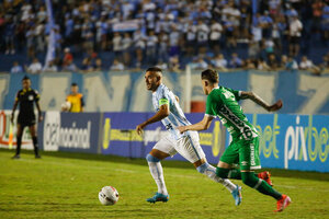Londrina sofre, mas supera Chapecoense e cola no G4 da Srie B