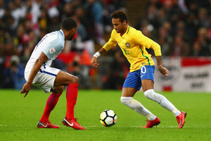 Neymar v jogo contra Inglaterra como referncia para a Copa