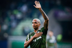 Com dois gols de Deyverson, Palmeiras vence Vitria com facilidade no Barrado
