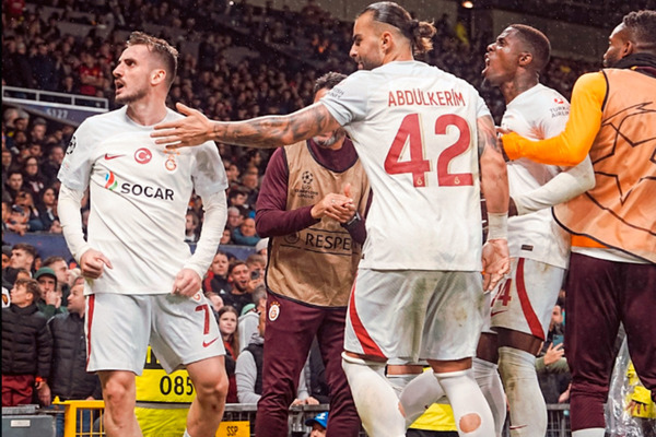 Em montanha-russa de lambanas, United sofre virada do Galatasaray