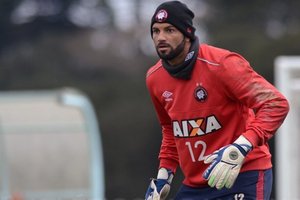Palmeiras busca goleiros e negocia com Csar e Weverton