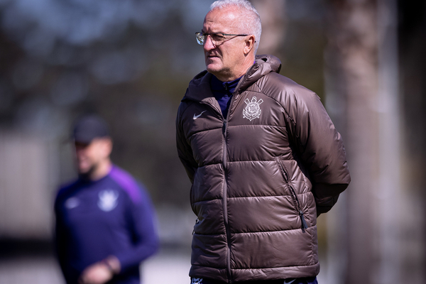 Dorival fala em 'no se desesperar' por reforos, e Fabinho revela reunio na madrugada